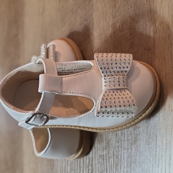 Vince Camuto -Elegant White Kids Shoes with Bow. Size 5 - Picture 1 of 8